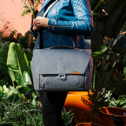 Everyday Messenger | 13L | Ash